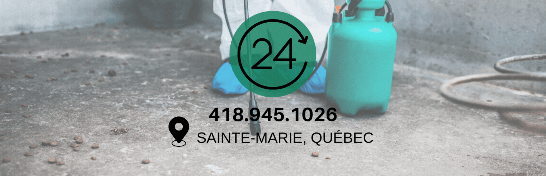 Agro Xtermination Ste Marie, expert en gestion parasitaire appliquant un traitement à l’intérieur d’un bâtiment agricole à Sainte-Marie, Québec, avec équipement de pulvérisation.