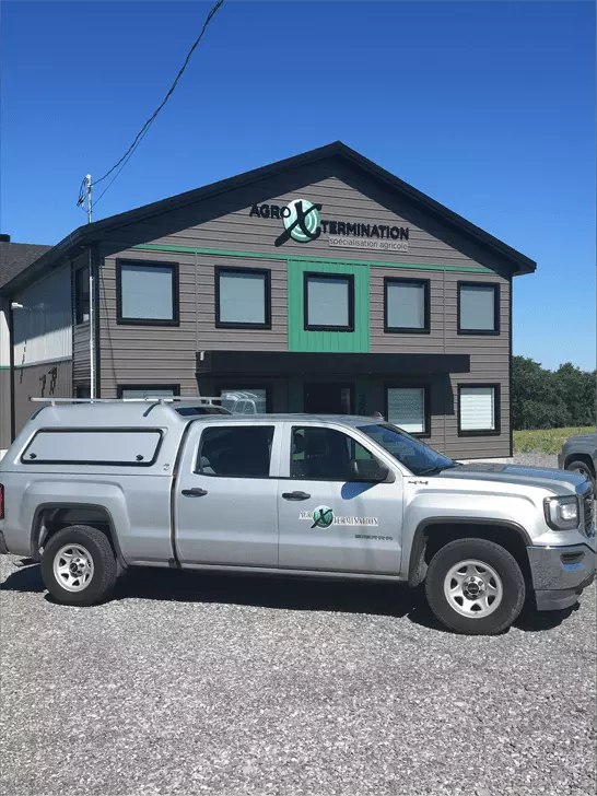 Camionnette de service AgroXtermination stationnée devant le siège social de l’entreprise à Sainte-Marie, Québec, spécialisée en gestion parasitaire agricole en Chaudière-Appalaches, Thetford, Trois-Rivières, Montérégie,